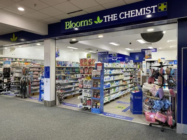 La devanture d'une pharmacie Blooms.