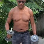 Shaun Wallace, 66 ans, dévoile son entraînement intense : 2 000 abdos et 300 balancements de kettlebell par jour après une perte de 22 kg.