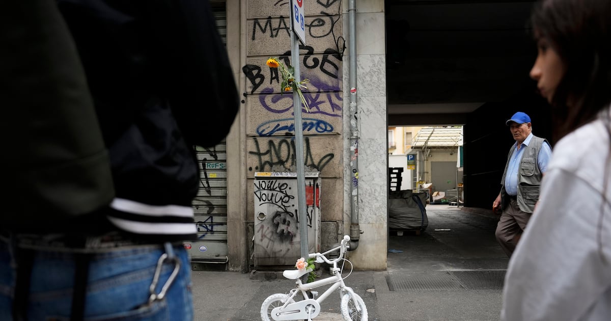 Tragédie à Turin : un enfant de 7 ans percuté par une voiture près de l'école