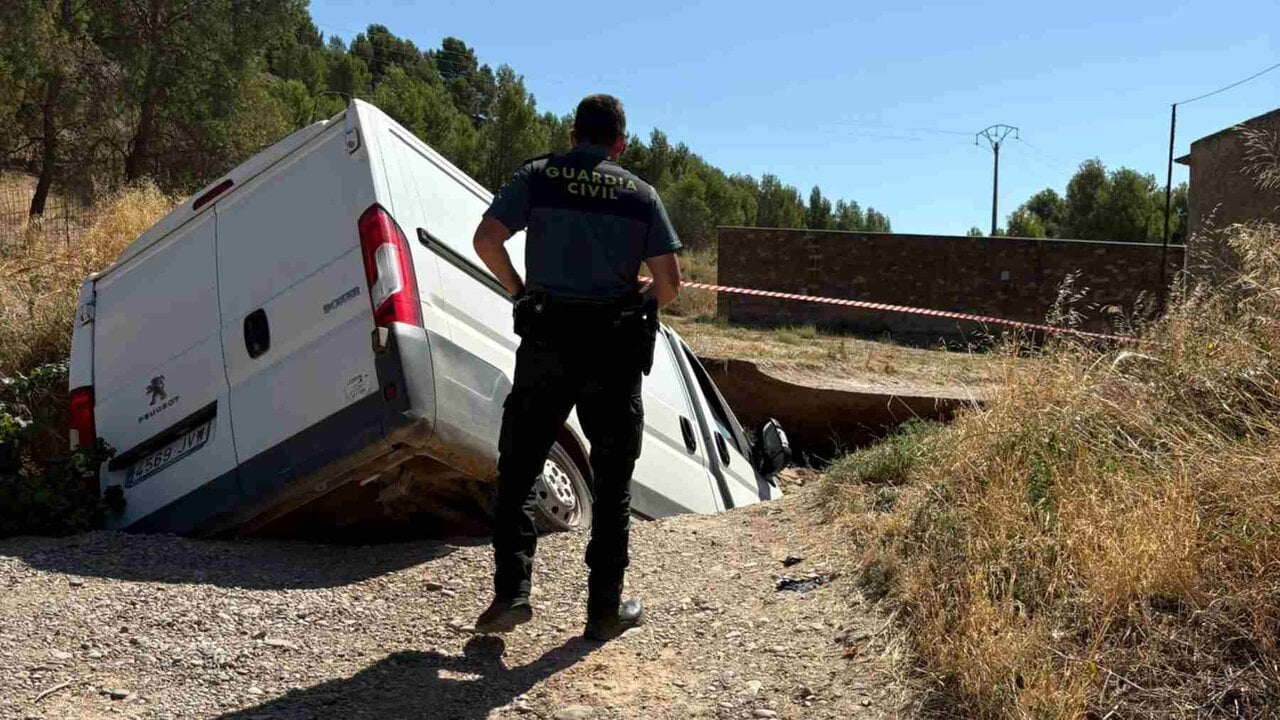 Un effondrement de terrain engloutit une camionnette de livraison au cœur d'un village de Navarre