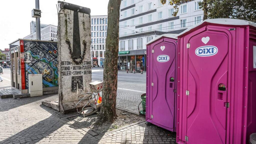 Un morceau du Mur de Berlin perdu entre des toilettes à Bremen
