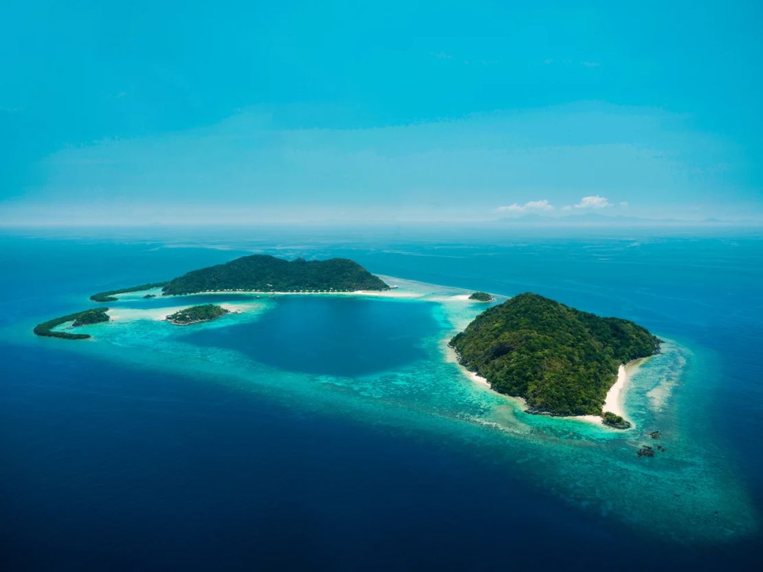 Bawah, al fondo, es la mayor de las islas que aparecen en la fotografía.