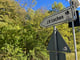 Le panneau au col de Lochen indique toujours le chemin vers l'auberge de jeunesse, qui sert de refuge aux réfugiés.