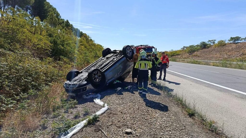 Voiture hors de contrôle se renverse près de Peralta