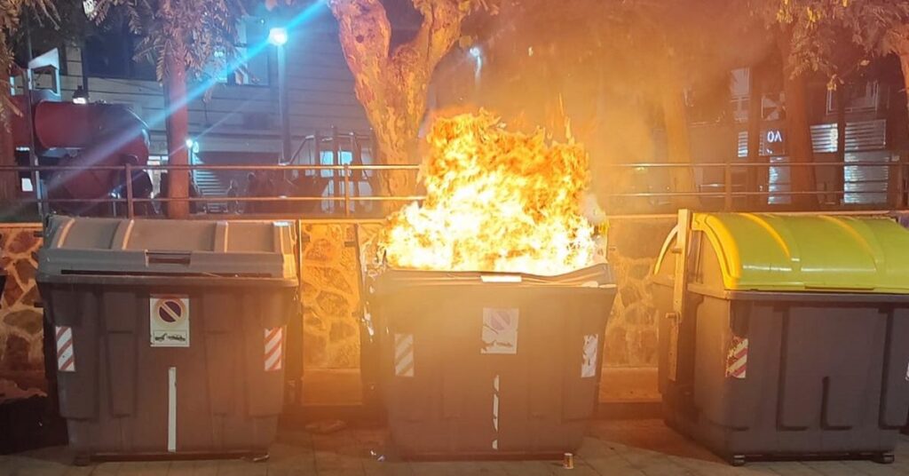 El SEIS intervient au cœur de la ville pour éteindre un conteneur en feu