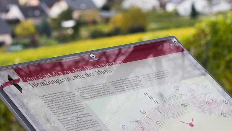Panneau d'information sur le chemin culturel à Zeltingen-Rachtig.