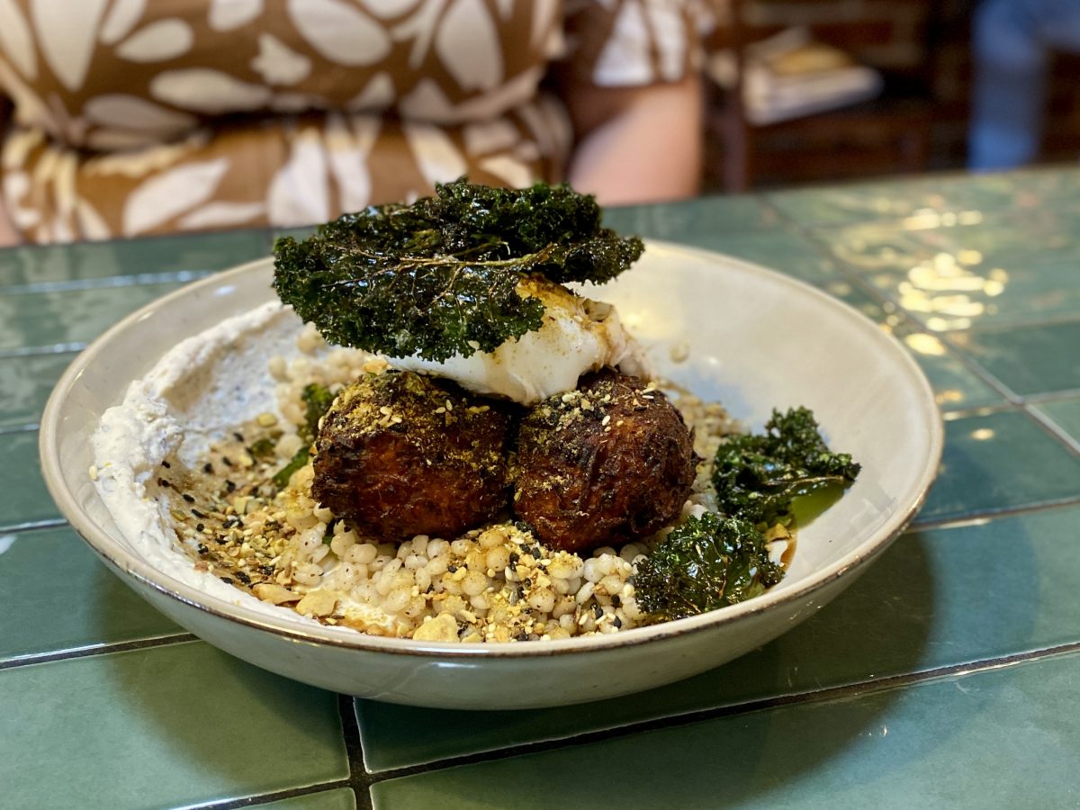Un plat de galettes garnies de kale croustillant.