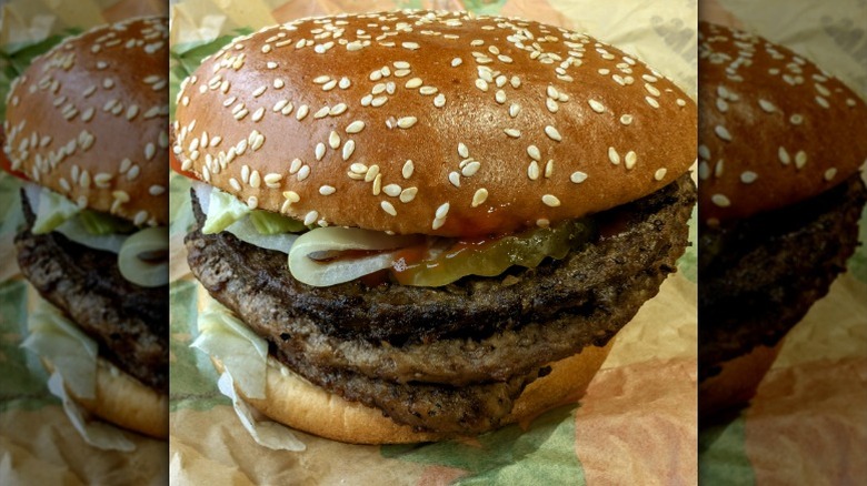 Gros plan d'un burger Triple Whopper de Burger King