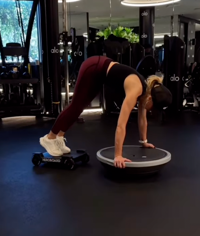 Sarah partage une variété de routines qui la maintiennent en bonne forme