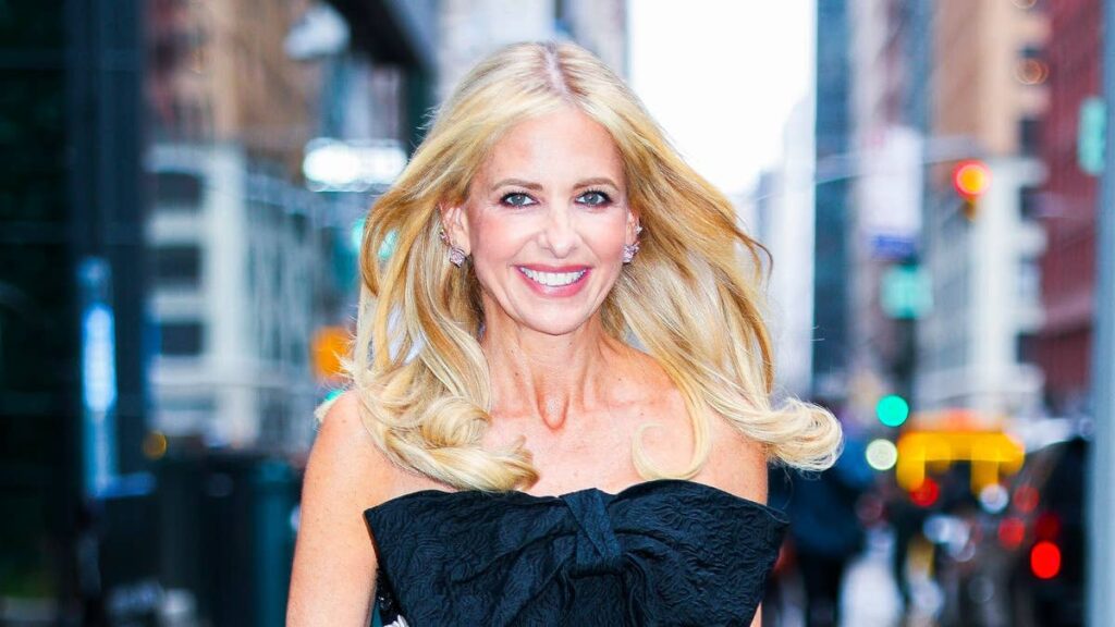 Sarah Michelle Gellar exhibe des bras sculptés dans une tenue de sport ajustée