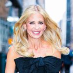 Sarah Michelle Gellar exhibe des bras sculptés dans une tenue de sport ajustée