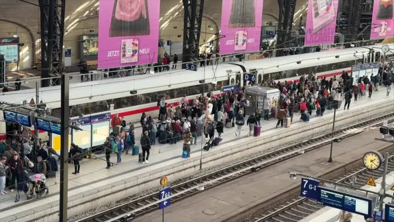 Gare bondée à Hambourg.