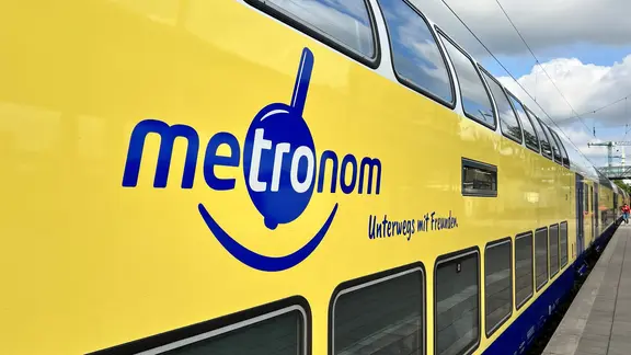 Un train du Metronom à la gare de Buchholz en Nordheid.