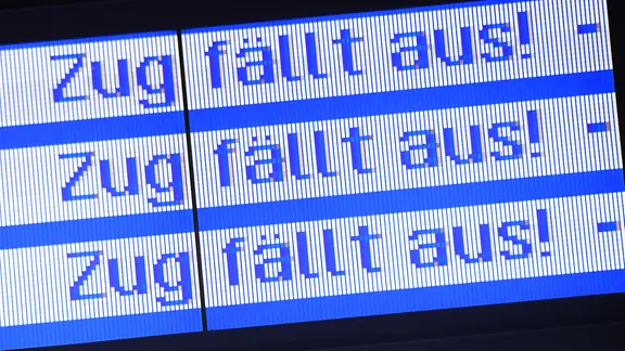Annonce d'un train annulé à la gare principale.