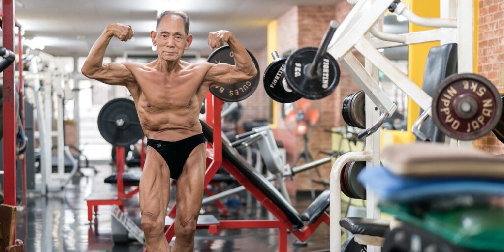 À 90 ans, ce bodybuilder s'entraîne toujours 6 jours par semaine : ses 3 règles pour rester fort toute sa vie