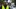 Homme en gilet de sécurité aidant les enfants à traverser.
