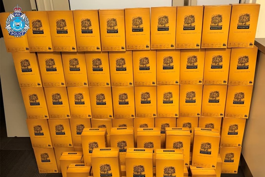 78 fûts jaunes et deux bouteilles de spiritueux