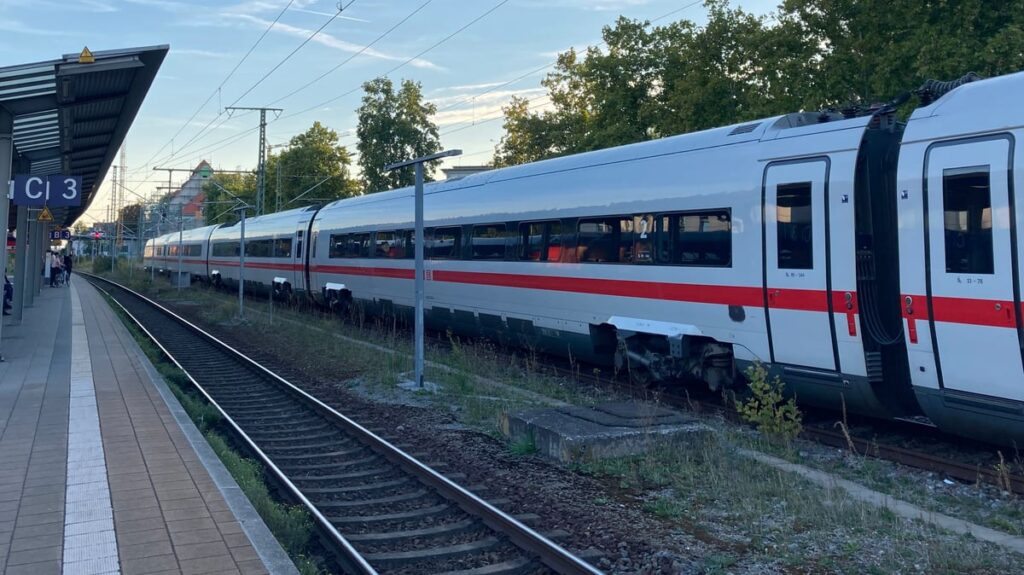 Glaçons au quai : Les voyageurs stupéfaits par un train immobilisé