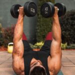 Le Soulevé de Haltère au Sol : Une Méthode Douce pour Muscler la Poitrine après 40 Ans – Découvrez Pourquoi ça Fonctionne !