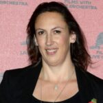 Miranda Hart, 53 ans, transforme sa forme avec la marche lente : découvrez sa routine simplifiée !