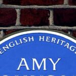 Plaque bleue à Londres pour la pionnière de l'aviation Amy Johnson