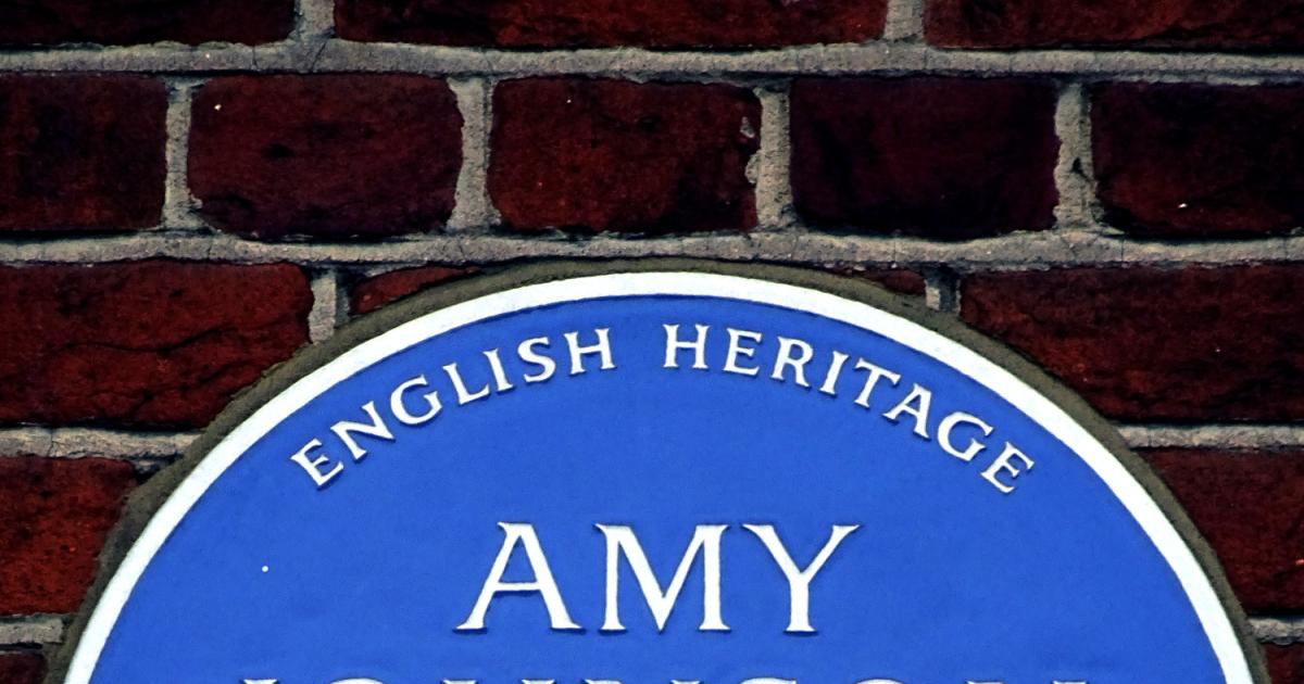 Plaque bleue à Londres pour la pionnière de l'aviation Amy Johnson