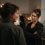 Quand un compliment devient un piège : la surprenante réaction de ceux qui reçoivent des louanges.