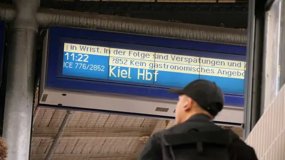 Affichage des retards à la gare.
