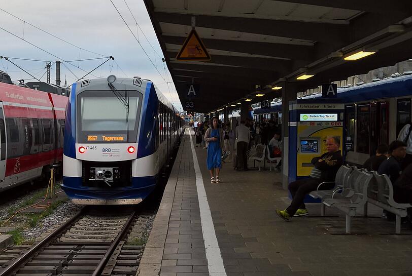 Un train à destination de Tegernsee à la gare centrale de Munich.